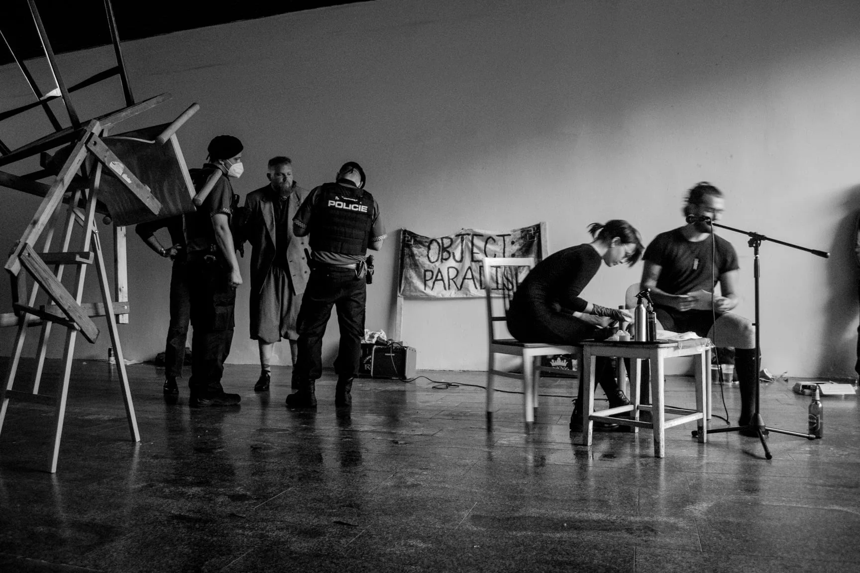 Hunter Andrews getting a tattoo from Sára Drahoňovská at Excuse me, Žižkov( Photo by Jan Černý)