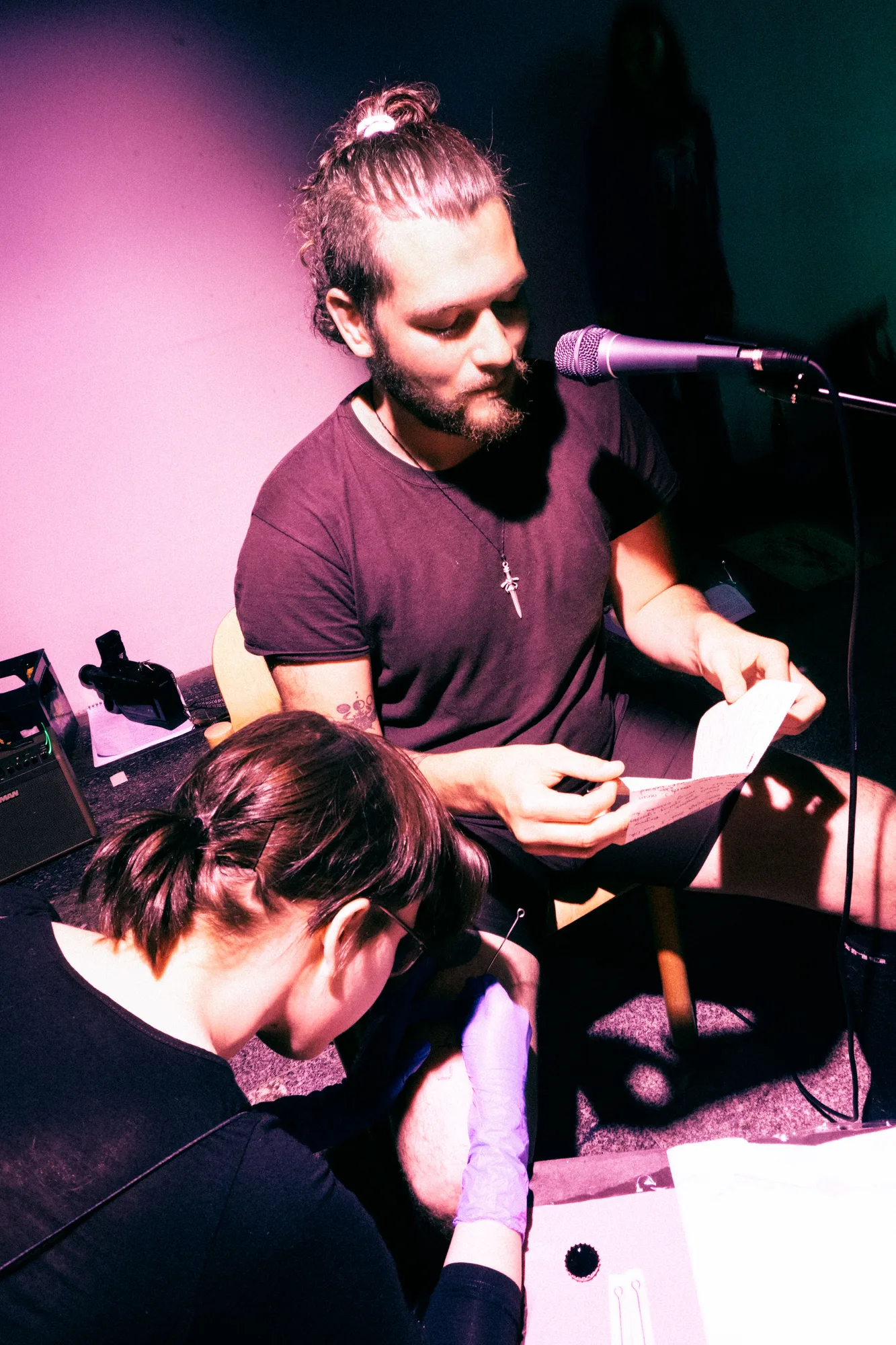 Sára Drahoňovská giving Hunter Andrews a tattoo at Excuse me, Žižkov (Photo by Eduard Germis