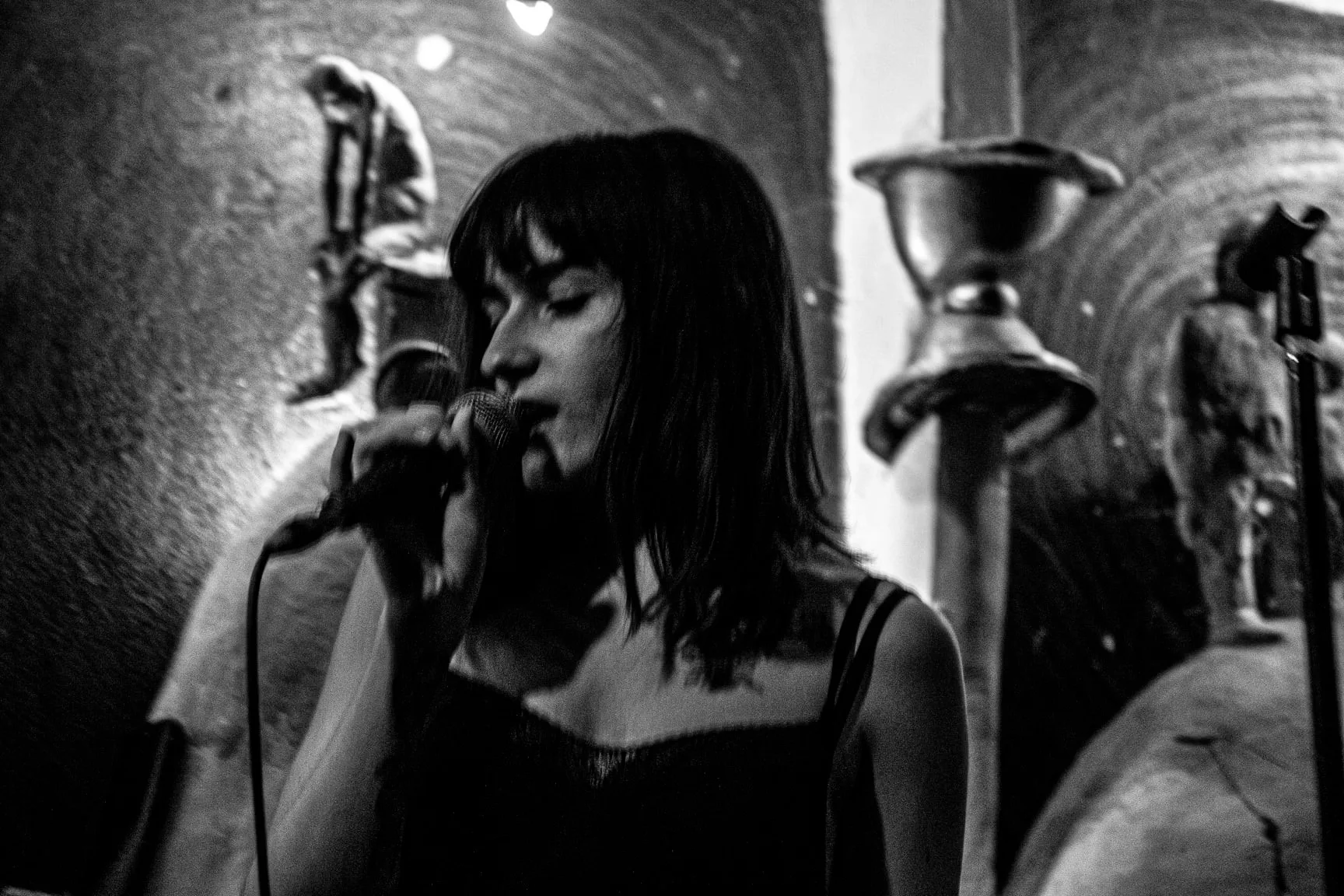 Sandra Pasławska performing with Warm Braník