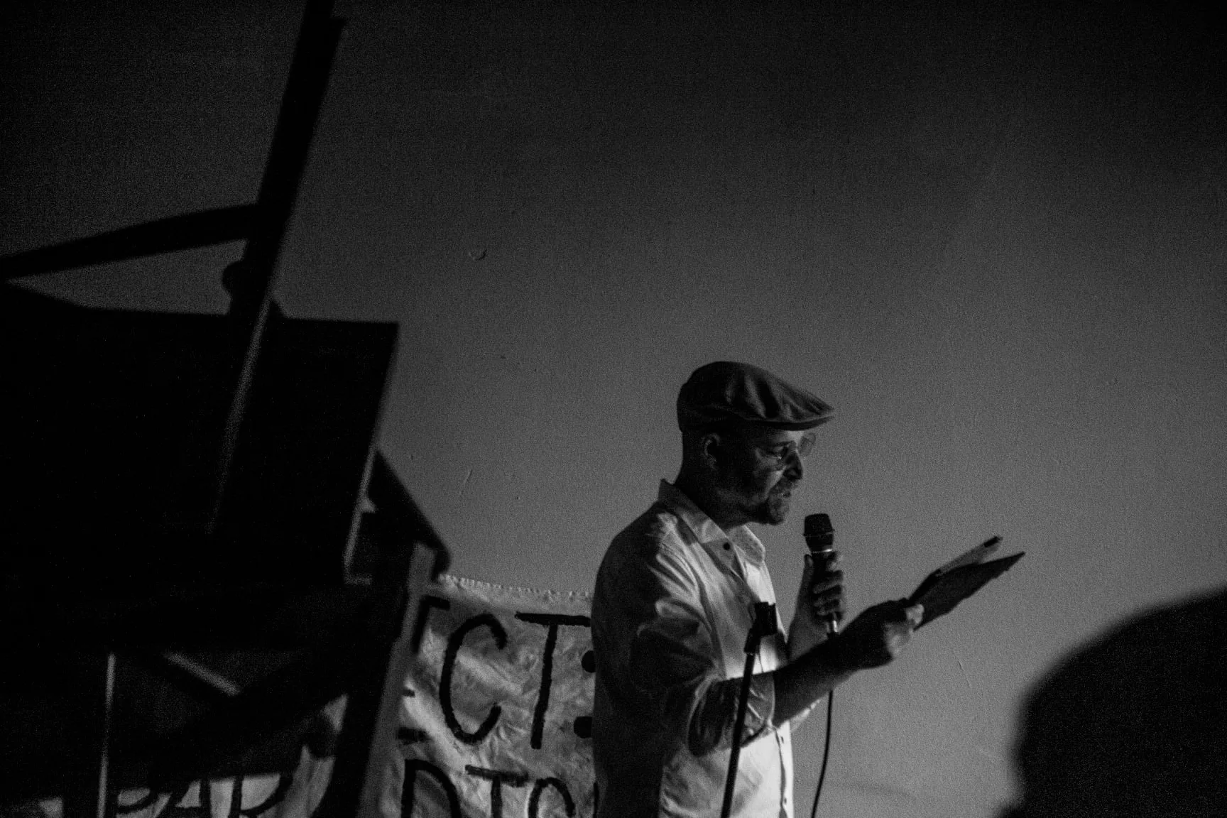 Michael Rowland reading at Excuse me, Žižkov (Photo by Jan Černý)
