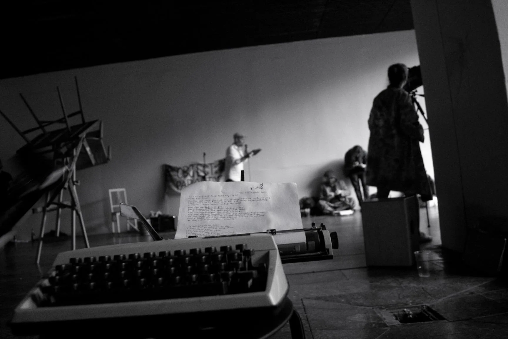 Michael Rowland reading at Excuse me, Žižkov (Photo by Jan Černý)