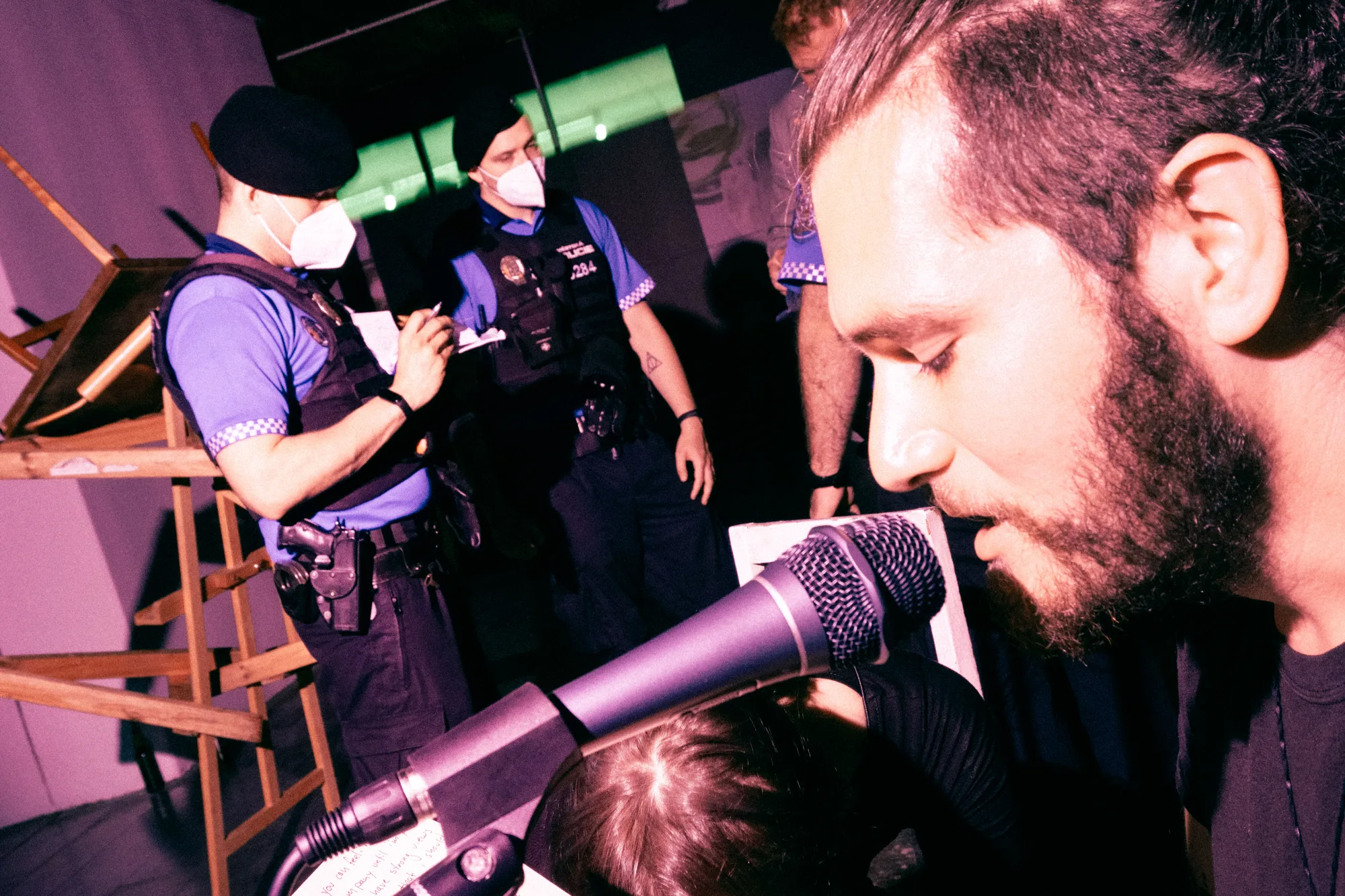 Hunter Andrews reading at Excuse me, Žižkov (Photo by Eduard Germis)